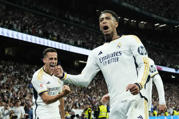 Futbalista Jude Bellingham (uprostred) z Realu Madrid sa raduje z gólu.