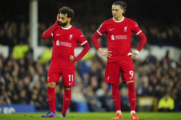 Futbalisti Liverpoolu Mohamed Salah (vľavo) a Darwin Núňez.