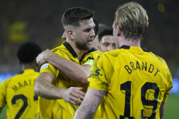 Hráč Dortmundu Niclas Füllkrug (vľavo) oslavuje so spoluhráčmi.