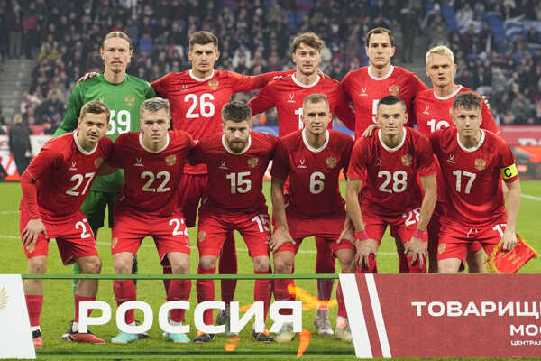 Futbalisti Ruska pózujú pre spoločnú fotografiu pred priateľským medzištátnym zápasom Rusko - Srbsko v Moskve.