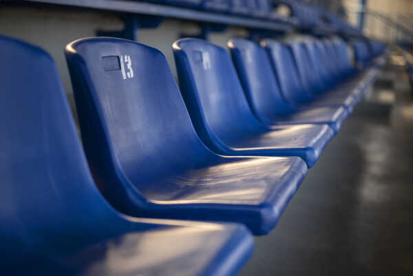 Prázdne sedačky na štadióne (ilustračné foto).
