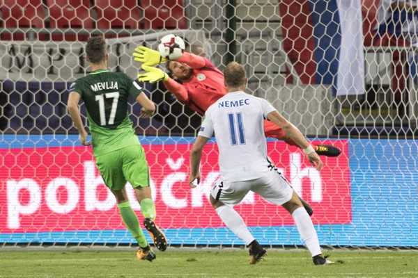 Jan Oblak v zákroku v zápase proti Slovákom.