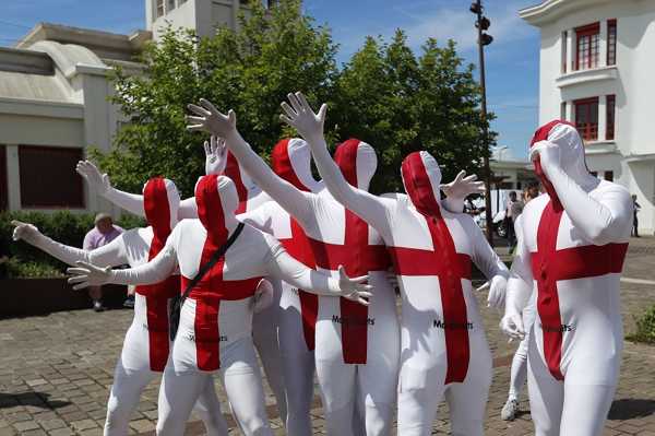 Anglickí futbaloví fanúšikovia.