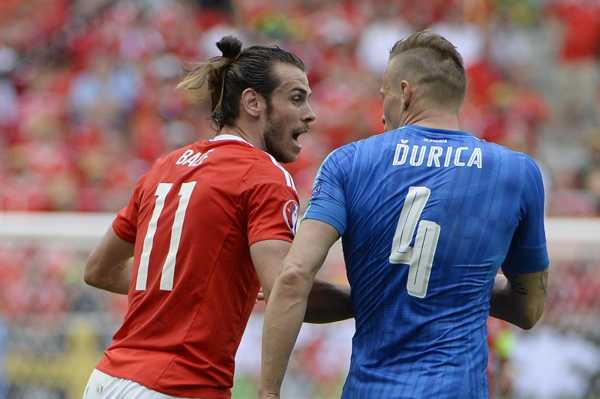 Na snímke Ján Ďurica a vľavo Gareth Bale.