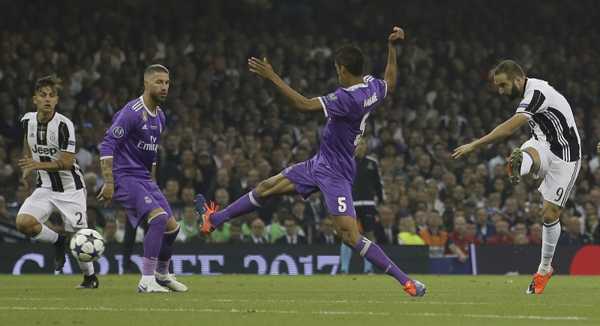 Higuain strieľa proti obrane Realu.