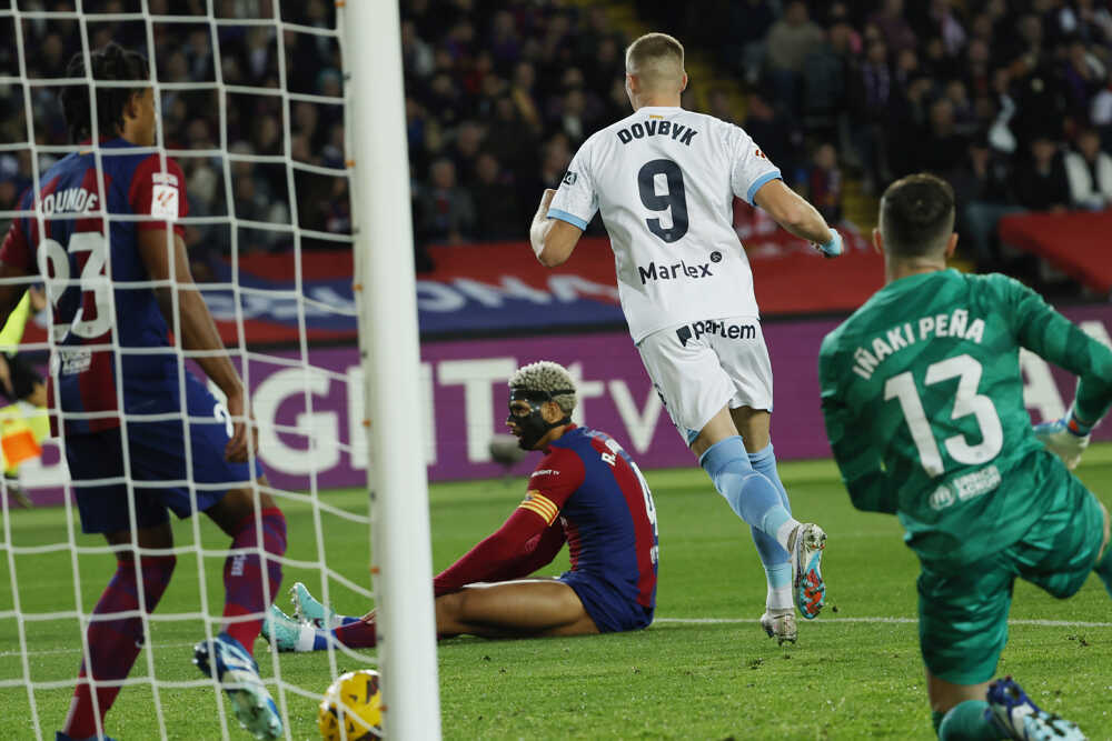 Hráč Girony Artem Dovbyk (uprostred) oslavuje po tom, ako strelil úvodný gól.