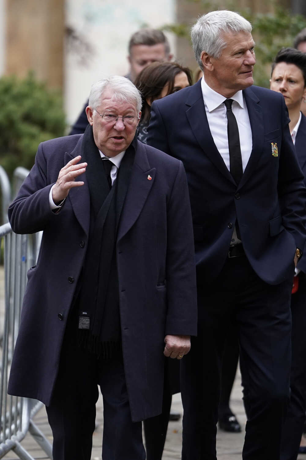 Bývalý tréner Manchestru United Alex Ferguson (vľavo) a bývalý výkonný riaditeľ Manchestru United David Gill prichádzajú