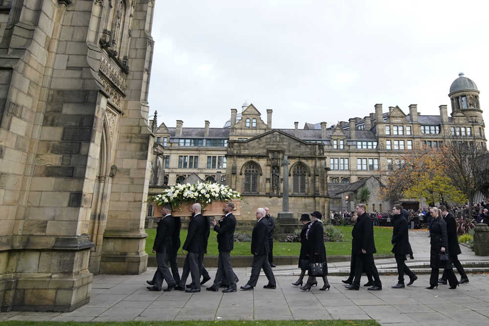 Rakvu s pozostatkami futbalovej legendy Manchestru United Bobyho Charltona nesú do katedrály v Manchestri.