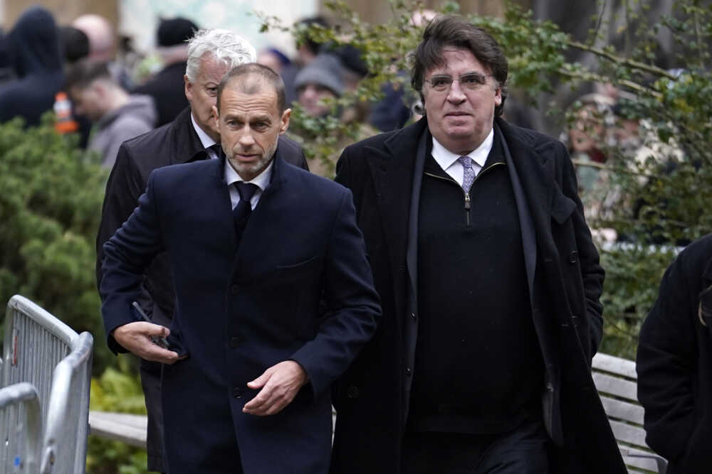 Prezident Európskej futbalovej únie (UEFA) Aleksander Čeferin (vľavo) prichádza na pohreb Bobbyho Charltona.