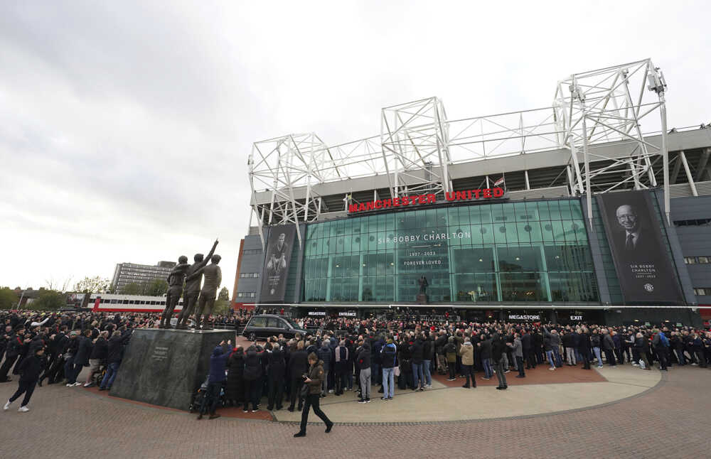 Pohrebný sprievod futbalovej legendy Manchestru United Bobyho Charltona pred štadiónom Old Trafford v Manchestri.
