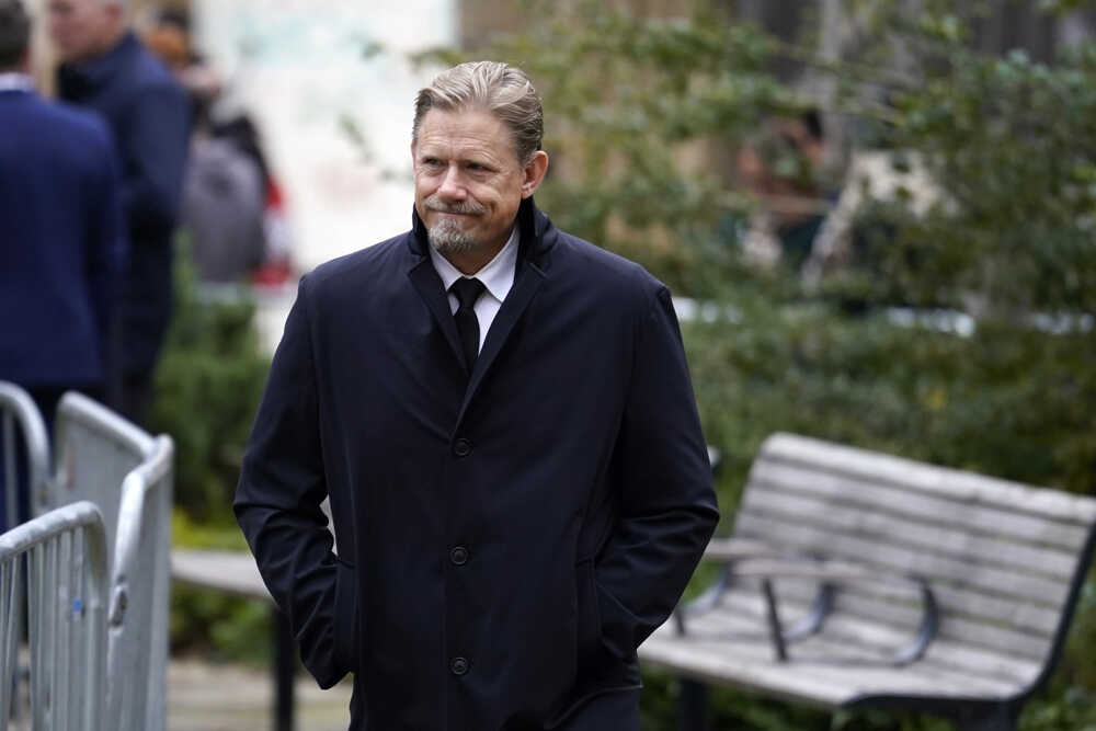 Bývalý brankár Manchestru United Peter Schmiechel prichádza na pohreb Bobbyho Charltona.