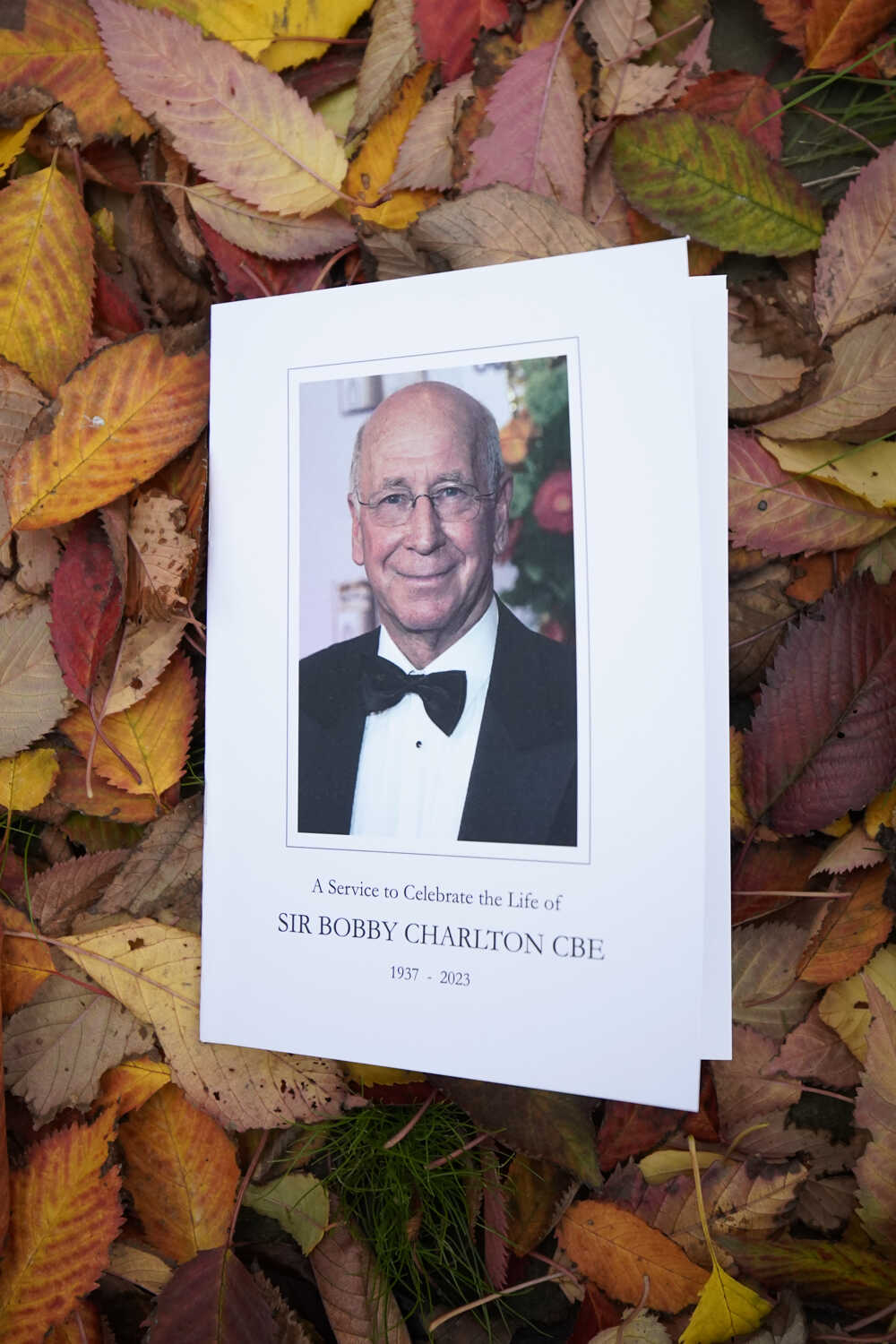 Program pohrebu futbalovej legendy Manchestru United Bobyho Charltona pred katedrálou v Manchestri.