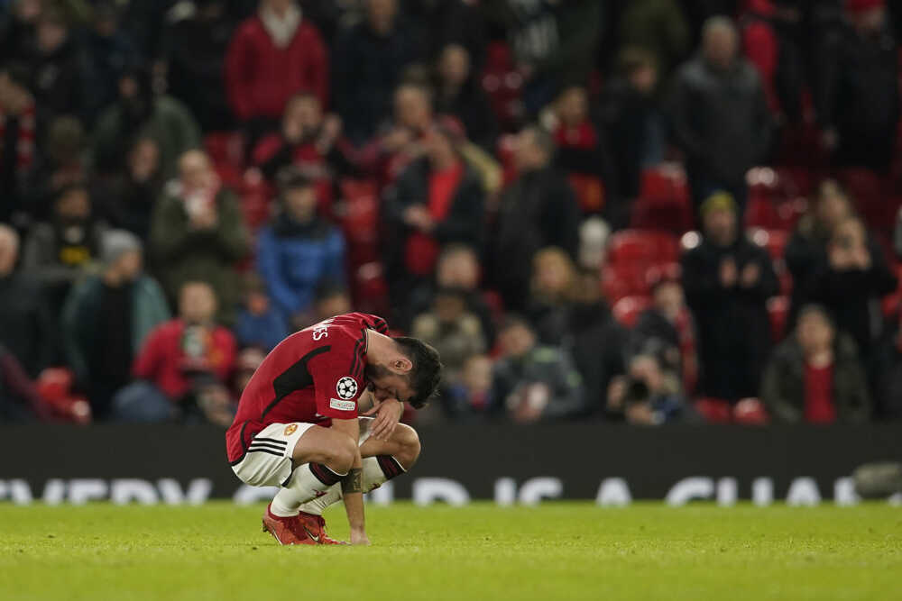 Futbalista Manchestru United Bruno Fernandes reaguje po prehre s Bayernom.
