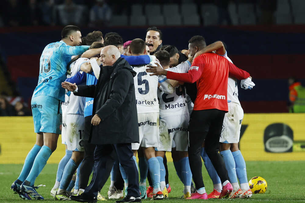 Hráči Girony oslavujú po výhre nad Barcelonou.