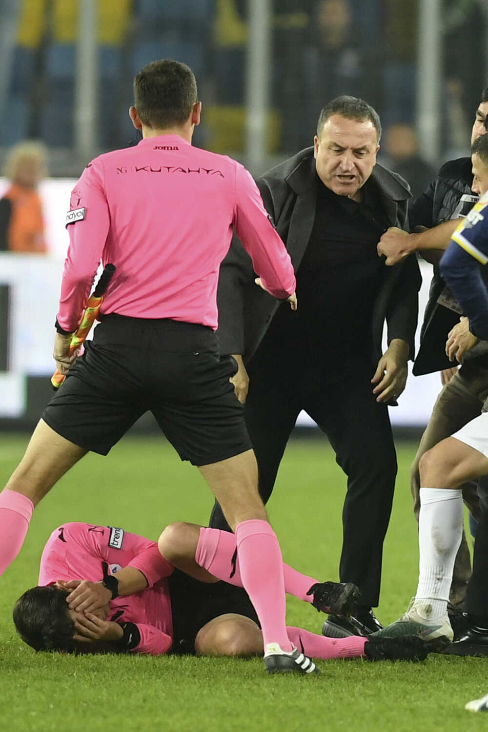 Popredný turecký arbiter Halil Umut Meler (druhý vľavo) po ataku.