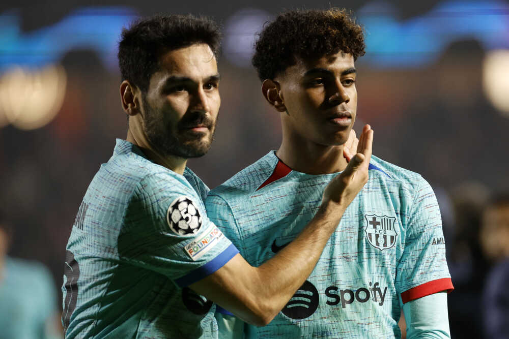 Futbalisti FC Barcelona Ilkay Gündogan (vľavo) a Lamine Yamal reagujú po senzačnej prehre.