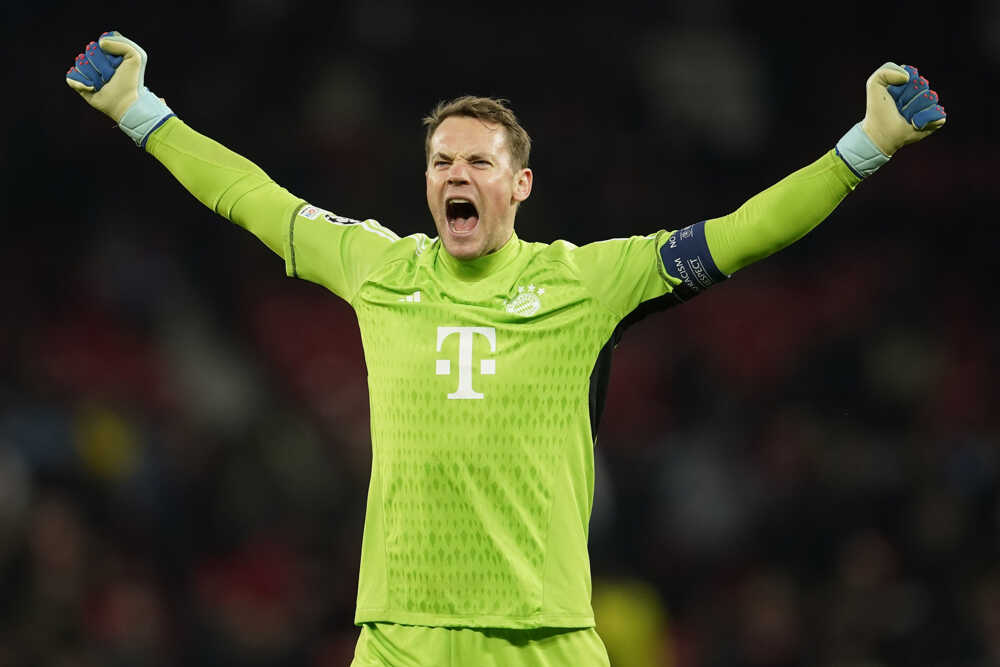 Brankár Bayernu Mníchov Manuel Neuer sa teší z výhry.