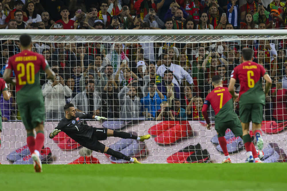 Cristiano Ronaldo prekonáva z penalty Martina Dúbravku.