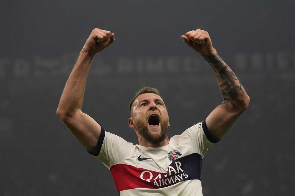 Milan Škriniar oslavuje svoj premiérový gól v drese PSG.