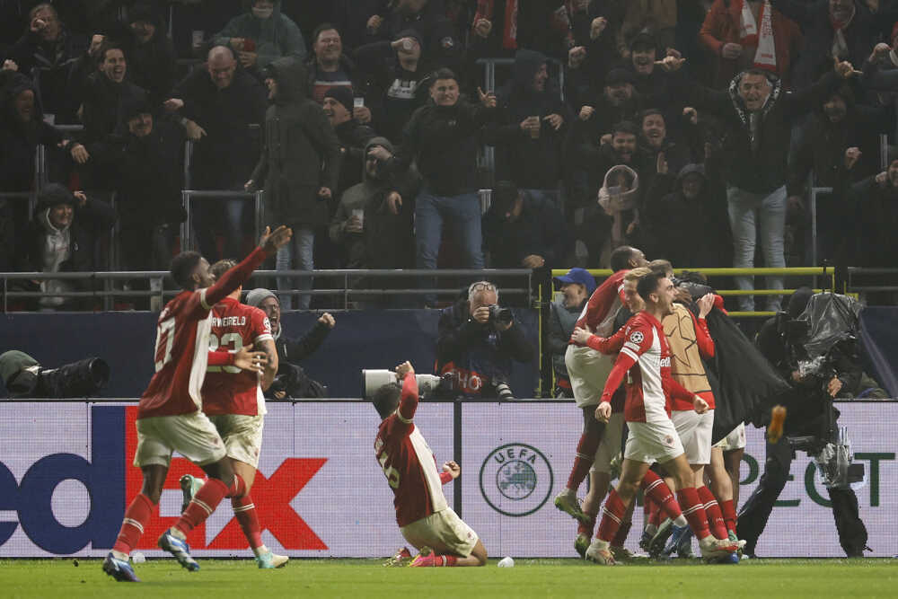 Futbalisti Royalu Antverpy sa tešia po strelení gólu na 3:2.