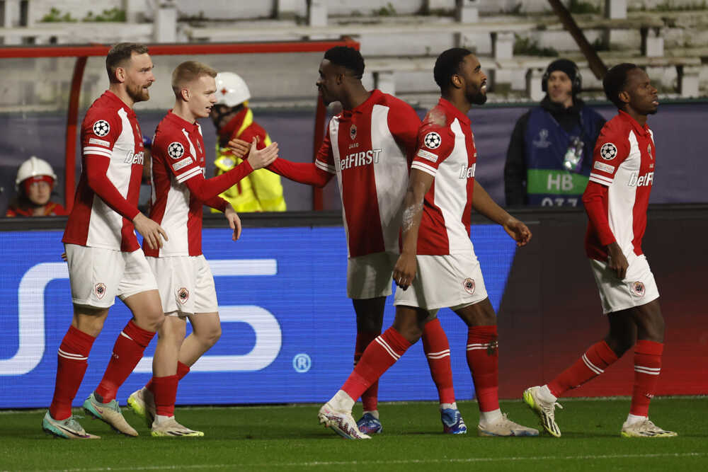 Futbalista Royalu Antverpy Arthur Vermeeren (druhý zľava) sa teší so spoluhráčmi po strelení gólu.