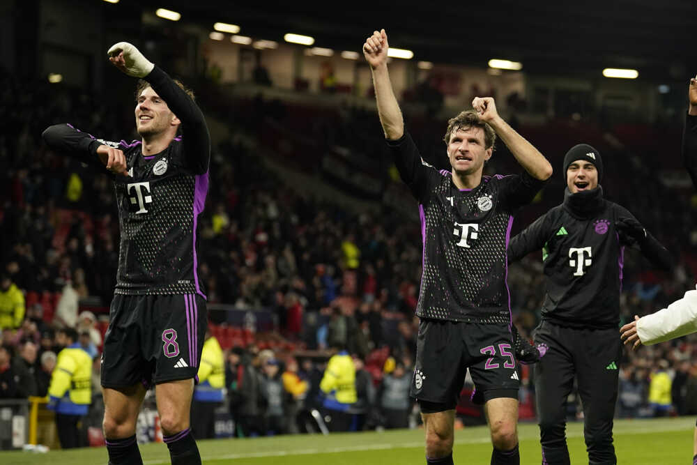 Futbalista Bayernu Mníchov Thomas Müller (uprostred) sa teší z výhry.