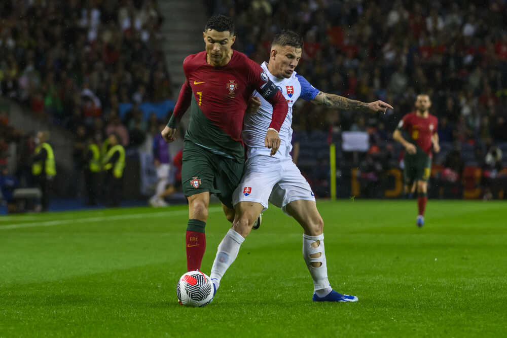 Cristiano Ronaldo a Tomáš Suslov v súboji.