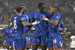 Axel Disasi (druhý sprava) z Chelsea Londýn sa teší so spoluhráčmi z gólu.