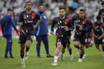 Futbalista Manchestru United Bruno Fernandes (uprostred) sa rozcvičuje so spoluhráčmi.