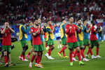 Portugalský futbalista Cristiano Ronaldo (štvrtý sprava) sa teší so spoluhráčmi z výhry.