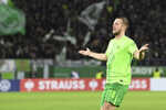 Slovenský futbalista Denis Vavro z Wolfsburgu sa raduje po strelení úvodného gólu.