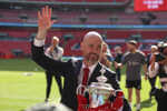 Erik ten Hag s trofejou po triumfe Manchestru United v FA Cupe.