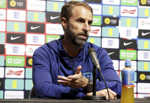Tréner anglickej futbalovej reprezentácie Gareth Southgate gestikuluje na tlačovej konferencii v Glasgowe.