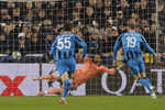 Futbalista FC Bruggy Gustaf Nilsson (vpravo) strieľa víťazný gól na 2:1 zo značky pokutového kopu.