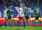 Slovenský futbalista László Bénes z Hamburgu odchádza z trávnika po červenej karte.