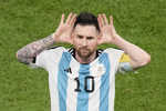 Lionel Messi v súboji s Holandskom.