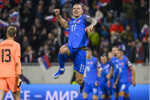 Lukáš Haraslín (Slovensko) oslavuje gól.