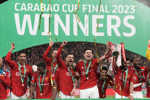 Hráči Manchesteru United oslavujú s trofejou po tom, ako vyhrali vo finále anglického Ligového pohára.