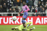 Prekonaný Martin Dúbravka a futbalista AC Miláno Fikayo Tomori.
