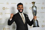 Hráč Liverpoolu Mohamed Salah pózuje s cenou pre najlepšieho hráča roka podľa Profesionálnej futbalovej asociácie (PFA).