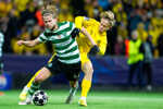 Hráč Lisabonu Morten Hjulmand (v popredí) a hráč tímu FK Bodö/Glimt Sondre Auklend bojujú o loptu.
