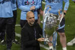 Pep Guardiola s trofejou za triumf v Lige majstrov.