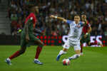 Rafael Leáo (Portugalsko) a Peter Pekarík (Slovensko) v súboji.