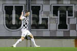 Slovenský futbalista v drese Boavisty Róbert Boženík sa teší po strelení gólu.