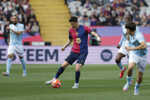 Hráč FC Barcelony Robert Lewandowski (uprostred) v akcii.