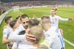 Slovenskí futbalisti sa tešia po vyrovnávajúcom góle na 1:1, ktorý strelil Róbert Boženík.
