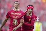 Hráči Liverpoolu Trent Alexander-Arnold (vľavo) a Curtis Jones oslavujú zisk titulu v Premier League.