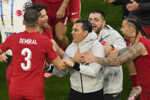 Tréner tureckej reprezentácie Vincenzo Montella (uprostred) sa raduje s hráčmi po víťazstve 3:1.