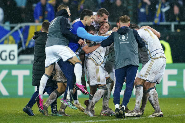 Futbalisti treťoligového 1. FC Saarbrücken oslavujú postup do semifinále Nemeckého pohára.