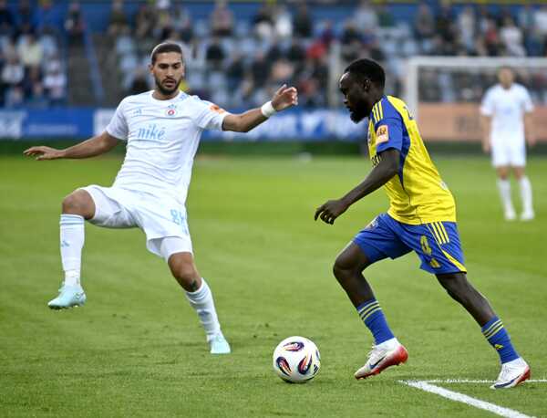 Zľava Kyriakos Savvidis (Slovan) a Abdul Musa Zubairu (Michalovce) bojujú o loptu.